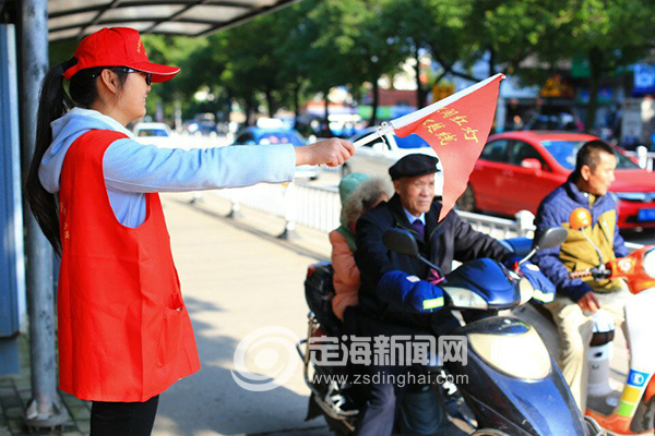 大学生志愿者协助指挥交通