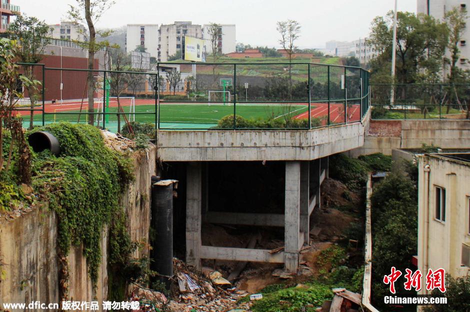 重庆一小学操场“悬空”