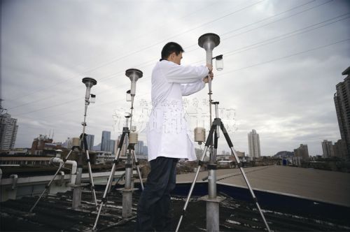 温州市环境监测中心站副总工程师涂圣锋在维护pm2.