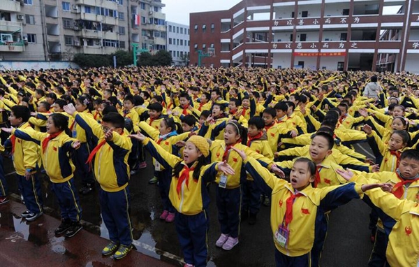 小学生齐唱垃圾分类歌 让垃圾分开旅行-垃圾-东