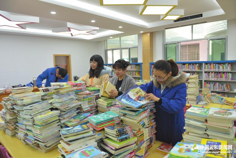 工作人员在整理图书--云和新闻网