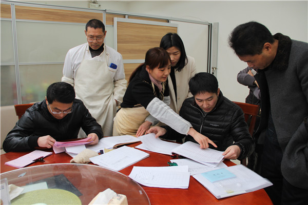 图为平湖市纪委工作人员对当地食堂进行抽查图片