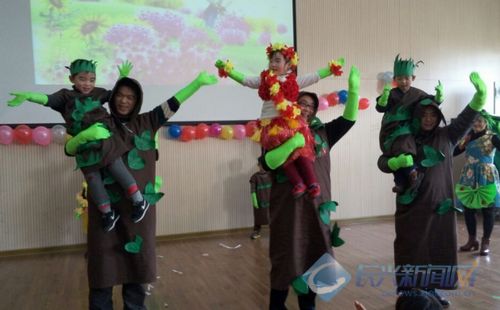 机关幼儿园举办迎新年亲子环保时装秀(图)-2