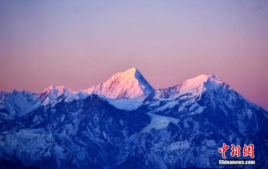 金灿阳光洒向贡嘎雪山