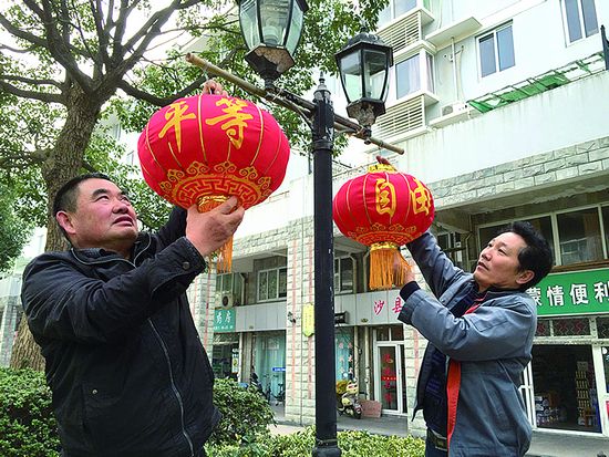 近日,东港街道灵秀社区将一批定制的红灯笼悬挂在各居民小区以及步行