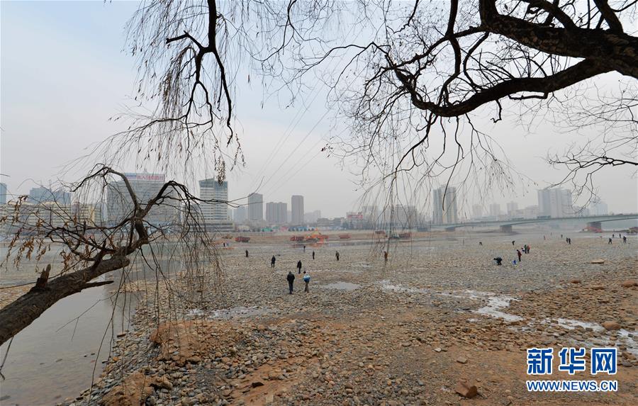 �ƺ�¶���������ʯɢ��