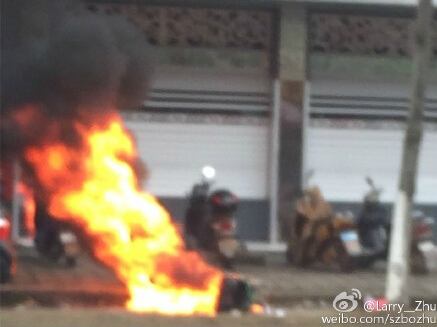 三江城一摩托车发生自燃[组图]