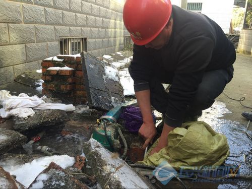 天气寒冷水管被冻裂 水务人员紧急抢修(图)-2