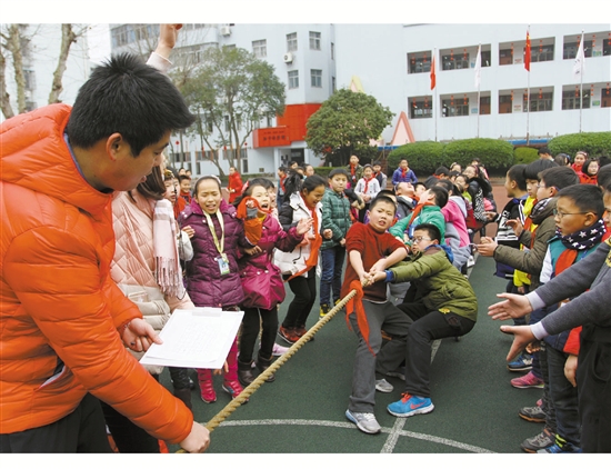 学校通过"寻找爸爸妈妈童年的游戏"等活动,丰富学生课间活动,加强家校