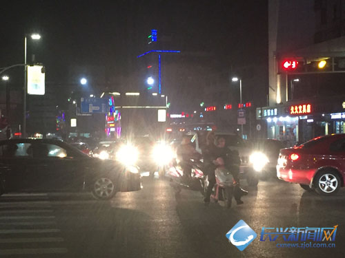 金陵中路及解放西路八佰伴门口路段出现拥堵(