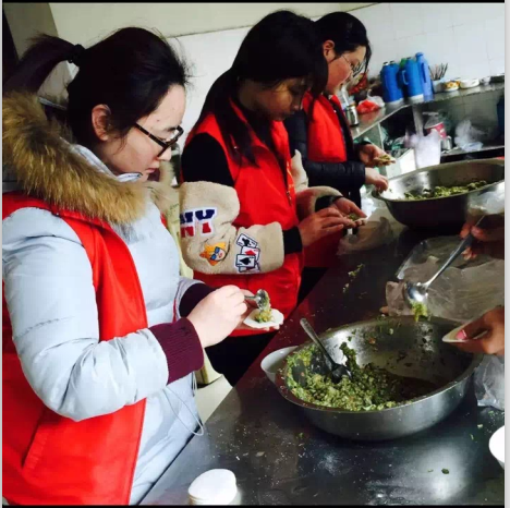 青春送暖爱心年夜饭走进甘霖镇青青养老院