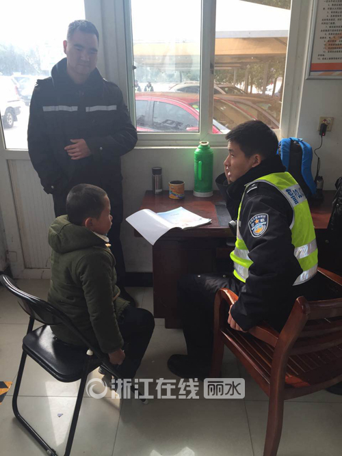 {8岁孩子住学校对亲情}.