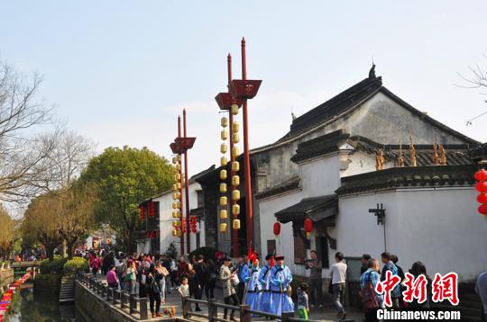 盐官民俗庙会吸引数万游客驻足。 盐官景区供图 摄 盐官民俗庙会吸引数万游客驻足。 盐官景区供图 摄