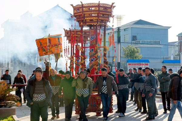 郭宅大蜡烛巡游闹新春