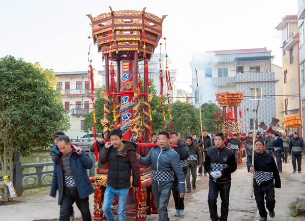 郭宅大蜡烛巡游闹新春