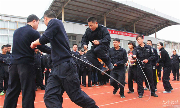 趣味运动会 民警动起来