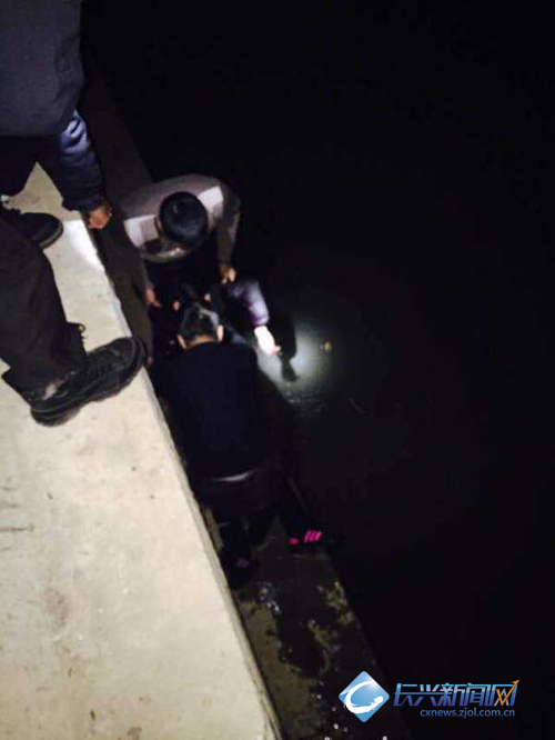 今日凌晨长兴一男子跳河 巡特警跳河营救(图)