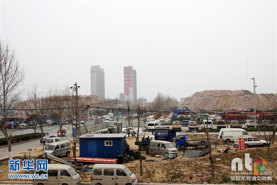 郑州现两座建筑垃圾巨山