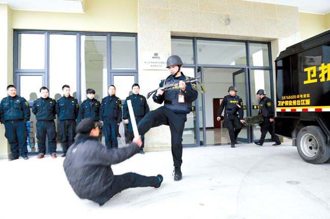 押钞员的一天--临海新闻网