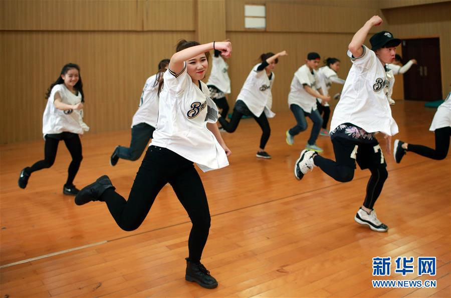 走近世界啦啦操冠军队