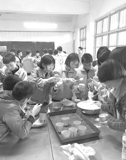 3月21日,大洋中学组织初二全体学生到琳山农校进行为期一周的社会