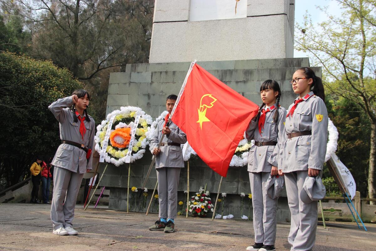 坞根镇"小红军"清明节祭扫英烈,红色基因薪火传--温岭