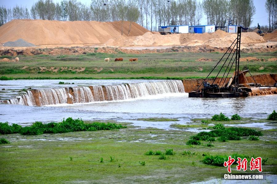 白河河道现断崖式塌陷