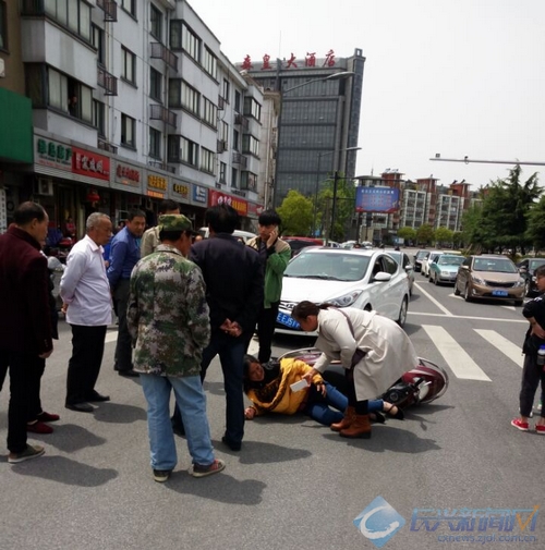 城北菜场红绿灯路口发生车祸过往车辆注意避让图