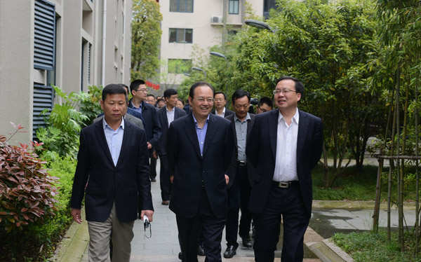 市党政考察团到达的第一站是瑞安塘下镇陈岙村.