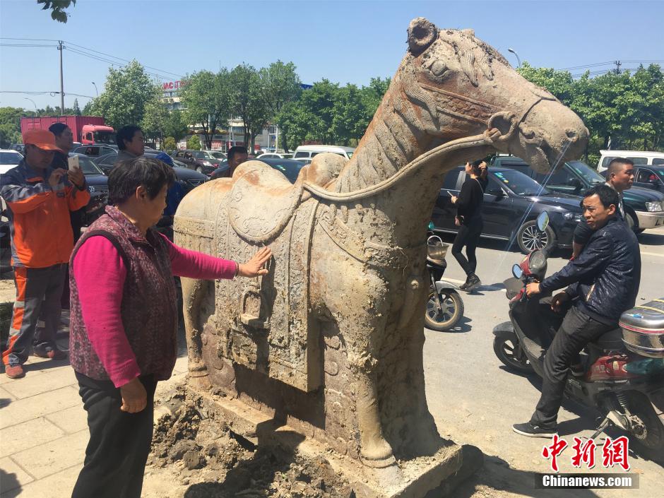 古墓现6件石刻“萌物”