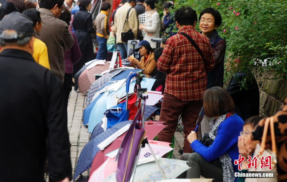 父母“摆摊”为儿女相亲