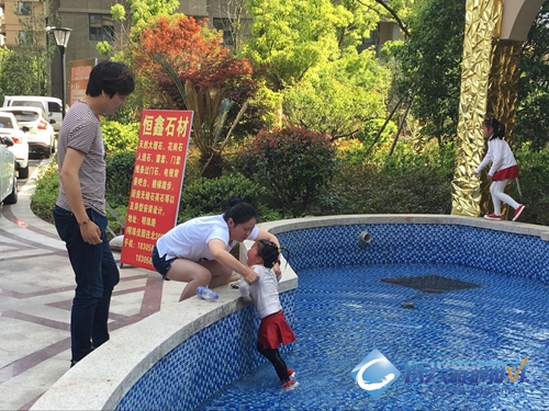 小朋友不慎跌入露天泳池,外出游玩要小心(图)