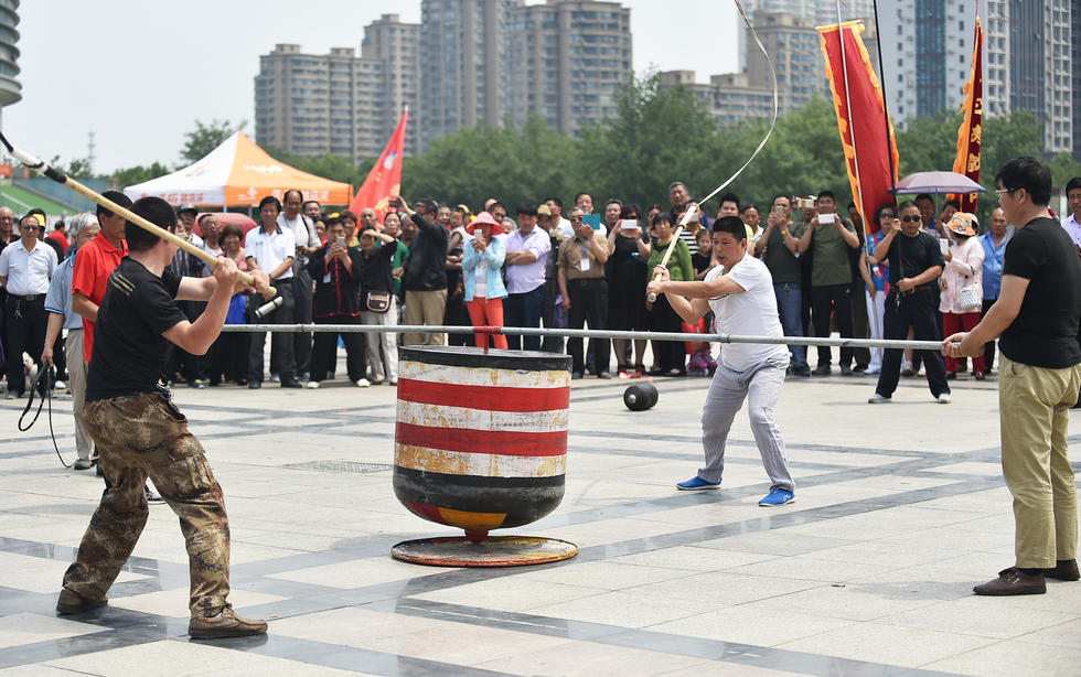 河南上演千人鞭陀大赛