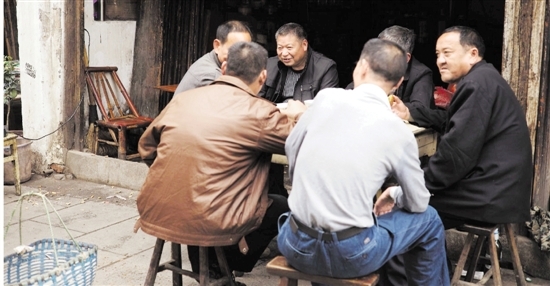 居民们习惯围坐在一起聊天