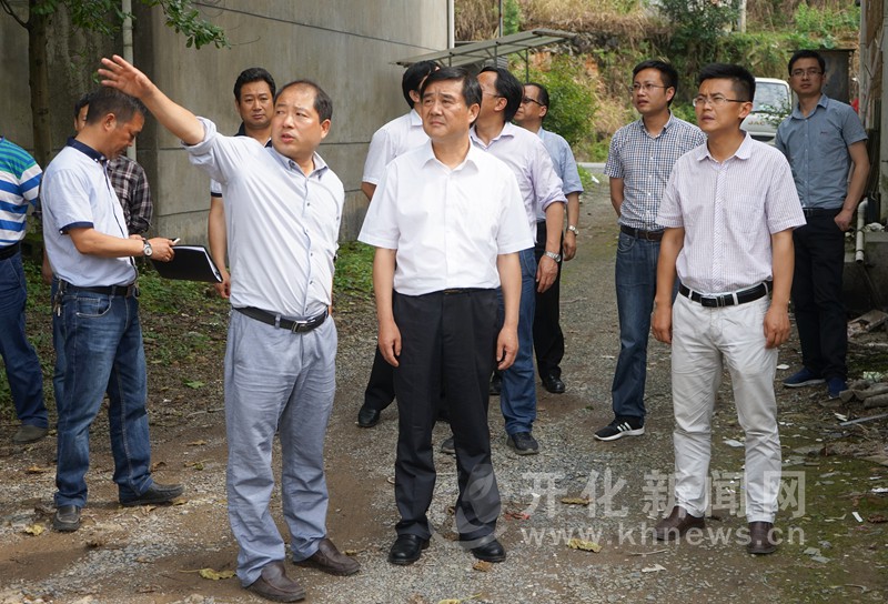 调研中,项瑞良一行前往池淮镇篁岸村,路口村,油川村等地,深入实地