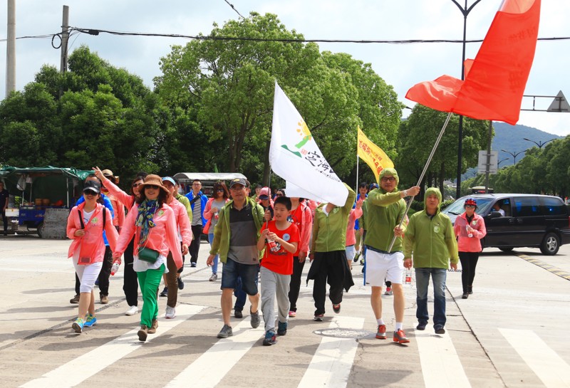 百名志愿者昨开展徒步活动倡导绿色出行低碳