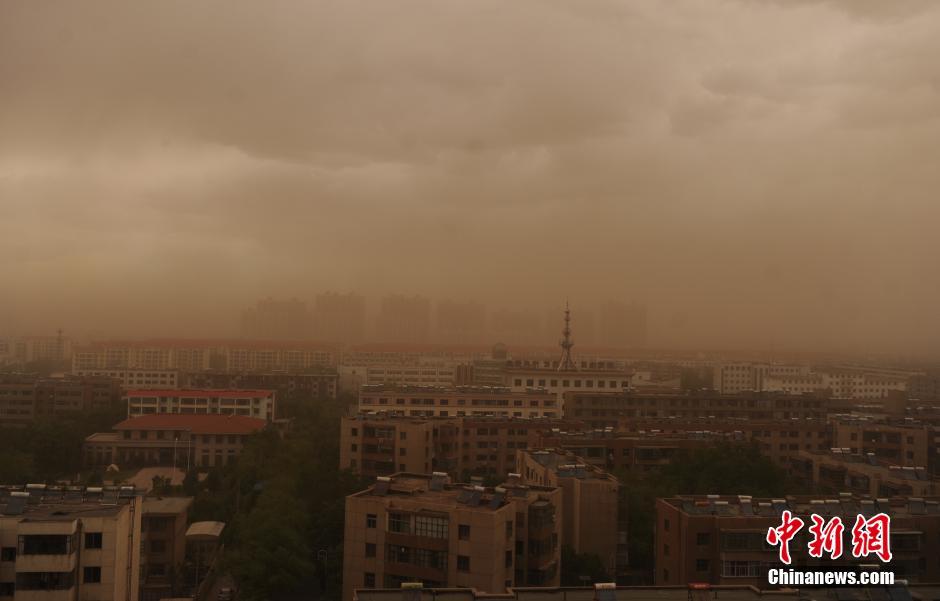 甘肃金昌遭遇沙尘侵袭