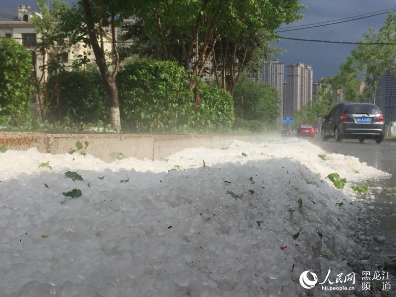 哈尔滨突降大雨冰雹