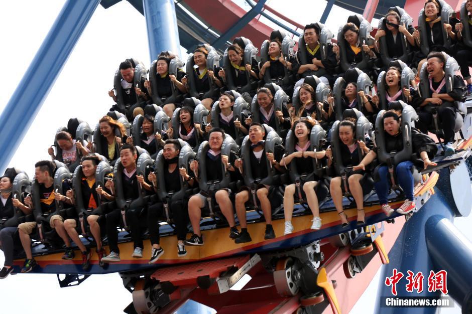 百名毕业生集结乘过山车