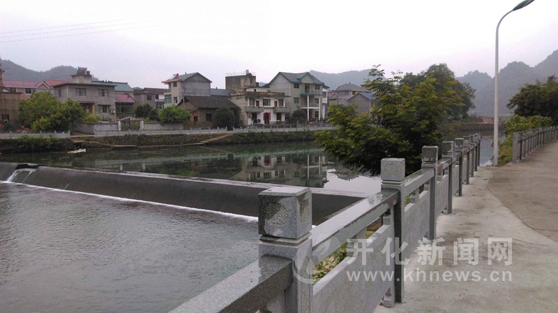 旭日村河道护栏添美景-开化新闻网