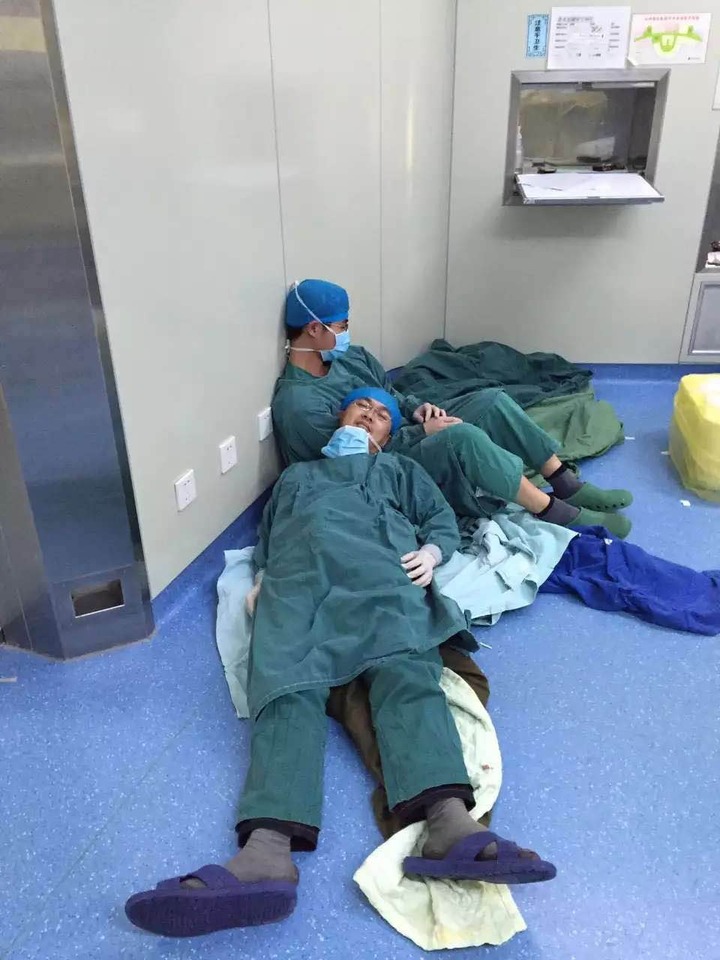 8小时断指手术后 医生累倒手术室的照片感动网友