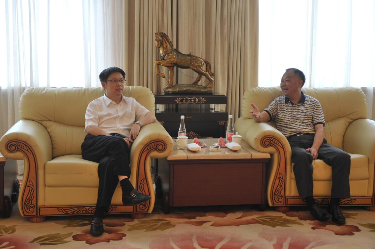 王海军)7月1日,县委书记毛建国与元立集团董事长叶新华座谈,专题听取图片