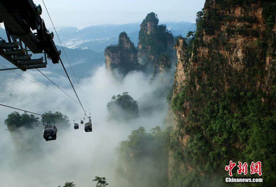 天子山索道穿行云海