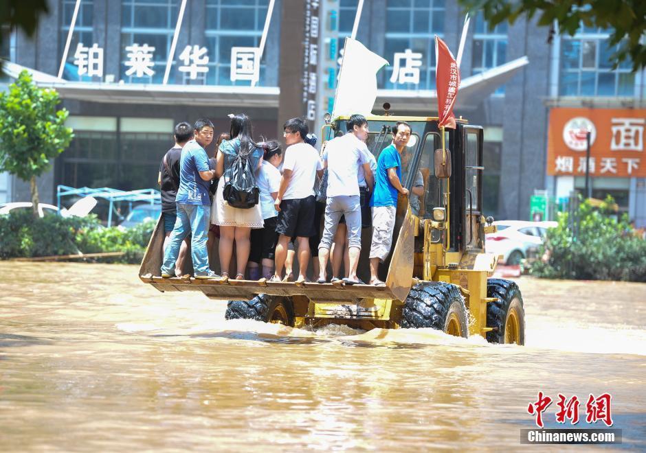 武汉 铲车变“摆渡车”