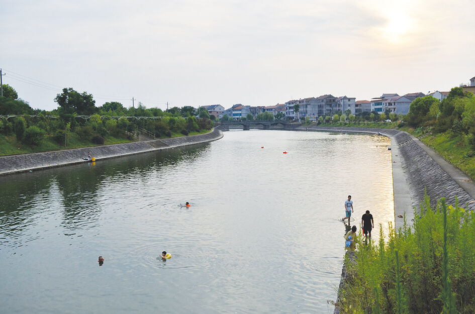 市民姜华山告诉记者"五水共治"让这里水质更好了,相比市区其他热门