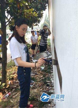 图为浙江公共新闻频道主持人梦瑶