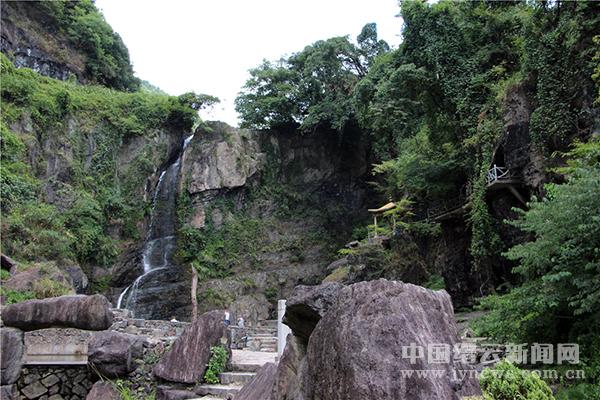 大龙门景区位于缙云县壶镇九硳仙境山区,由括苍山深处的峡谷