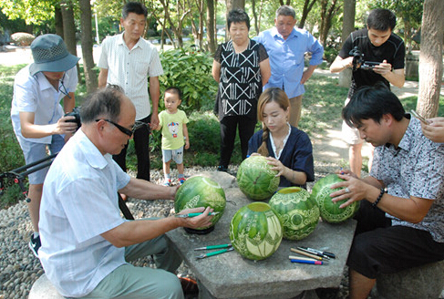 传承瓜乡文化平湖手艺人雕刻西瓜灯