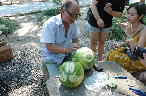 传承瓜乡文化平湖手艺人雕刻西瓜灯