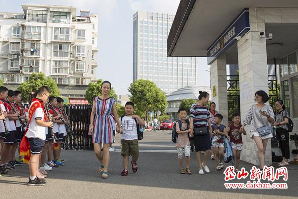 8月30日,我县各中小学陆续迎来开学,学生们告别了暑期,重返校园生活
